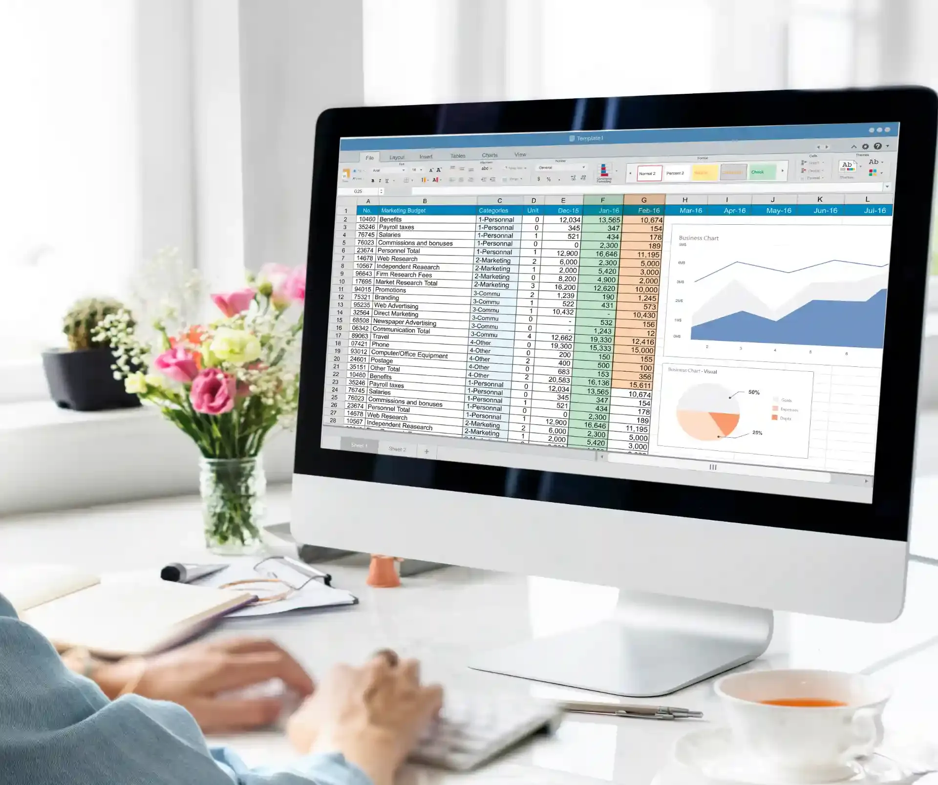 Homem visualizando relatório de BI no Power BI com filtros e gráficos, destacando a importância dos filtros em relatórios de BI e como melhorar a experiência do usuário com CSS integrado.