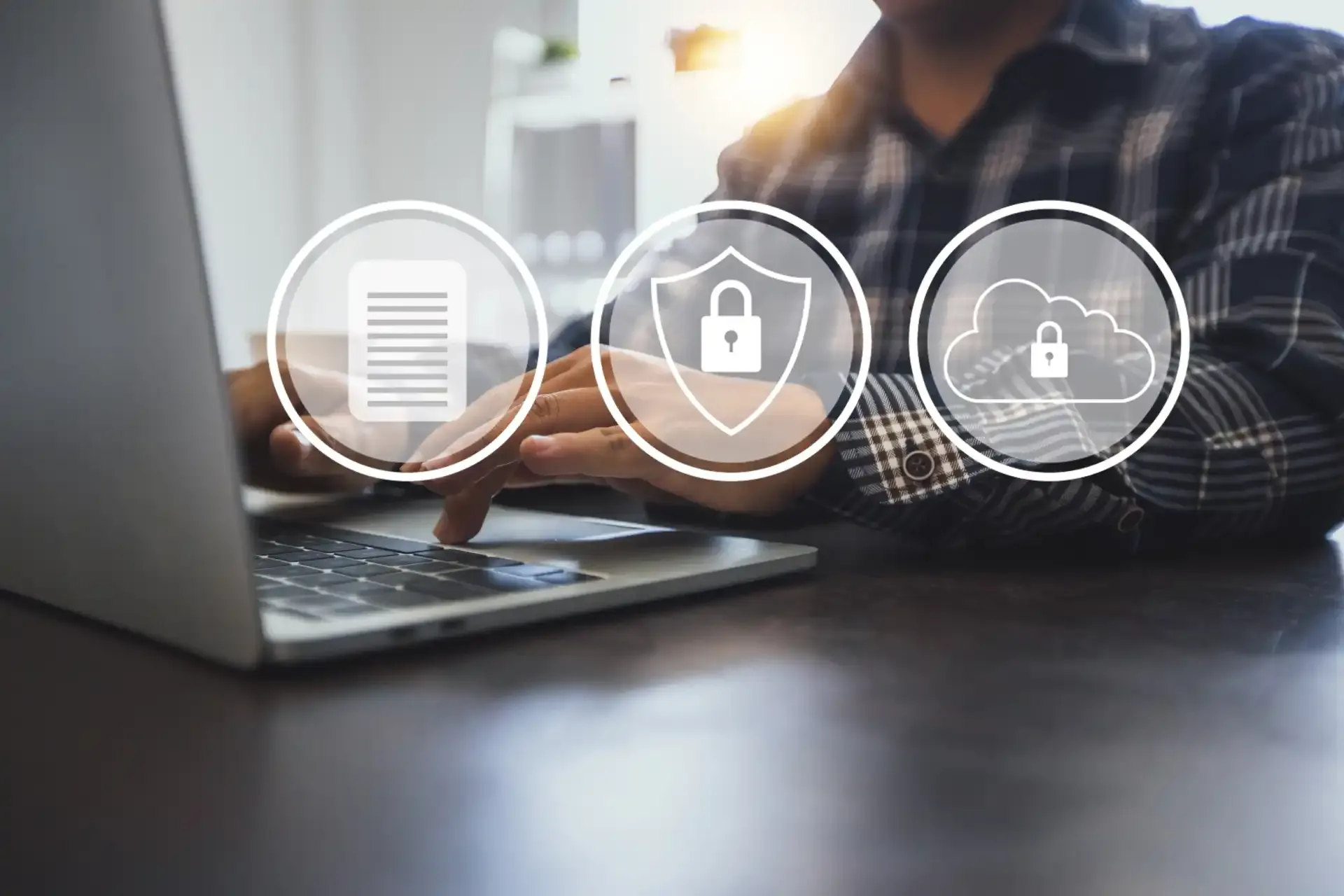 Pessoa acessando dados protegidos na internet com ícones de segurança, privacidade e proteção de dados relacionados à LGPD.